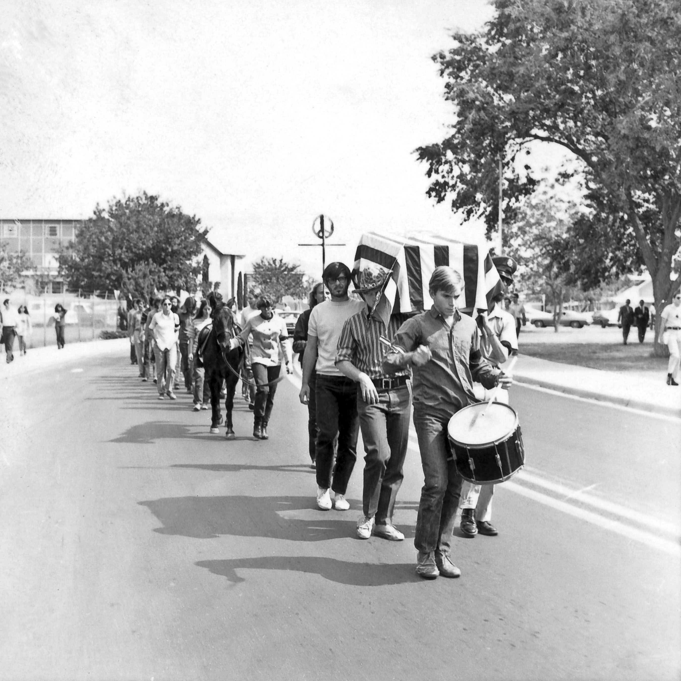 Anti-war protestors marching on the NMSU campus