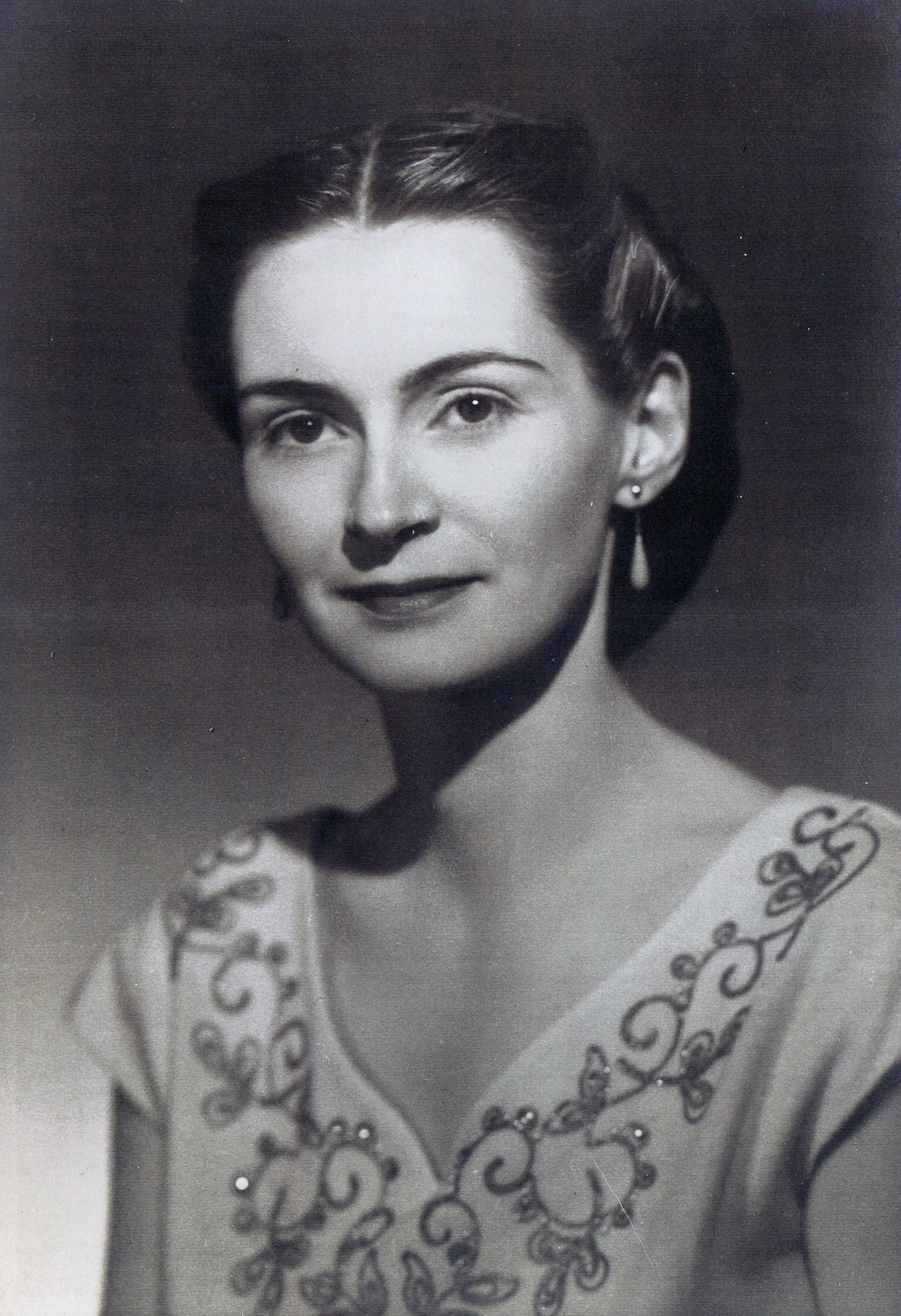 black and white portrait of Caroline Straus